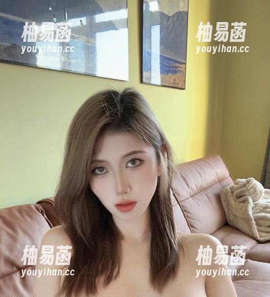 微密圈 - 最新图册火速上线，醇子小姨的“秘书”看得我都有点羡慕她的办公环境！