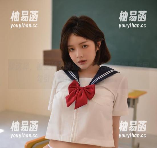 就这样，被雯妹不讲道理的黑色和风睡衣套图勾引，你我都成了忠实粉。