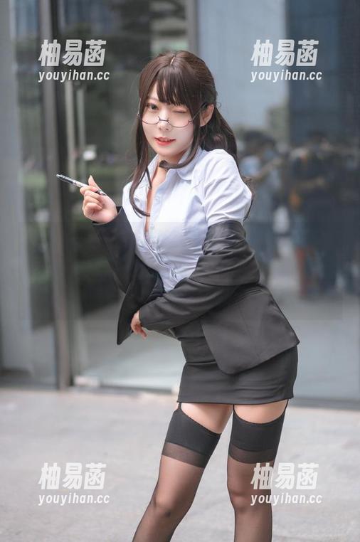 香草喵露露的白短连衣裙全集，反复浏览中，有种自我反省的赶脚，毕竟我也该添点亮色了…