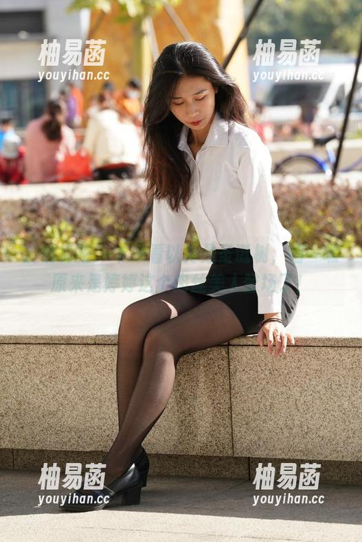 魔镜街拍 - 乍一看以为是圣诞树，细一瞧原来是婷婷这个肉丝美人登场了！