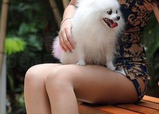 魔镜街拍 - 免费献上这个合集，婷婷走路带风，白色吊带裙里花了功夫的黑丝美腿。