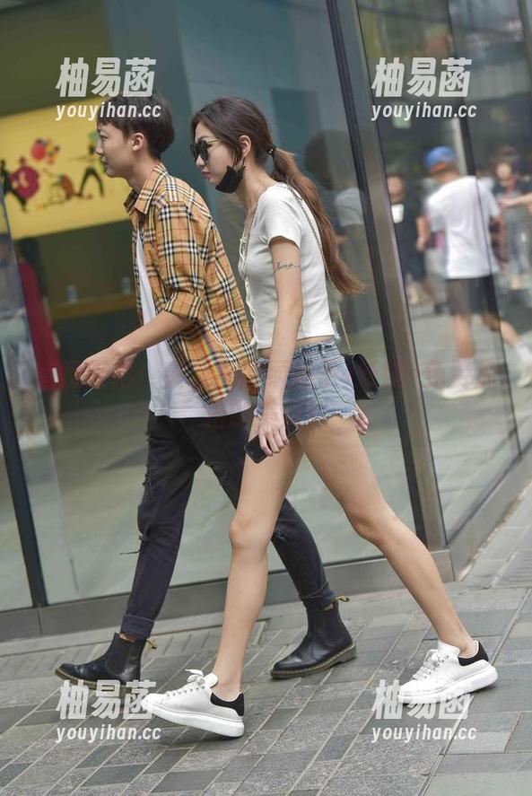 魔镜街拍：突然觉得绿裙子+长腿=免费加倍的美好！