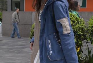 在魔镜街拍里，定制一张最特别的蕾丝小姐姐图片
