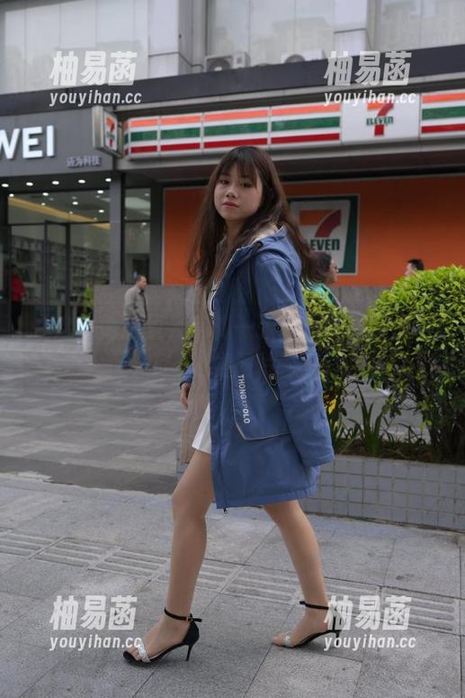 在魔镜街拍里，定制一张最特别的蕾丝小姐姐图片