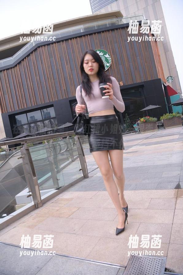 在魔镜街拍里，对红裙小姐姐一眼崇拜，高清的诱惑挡不住