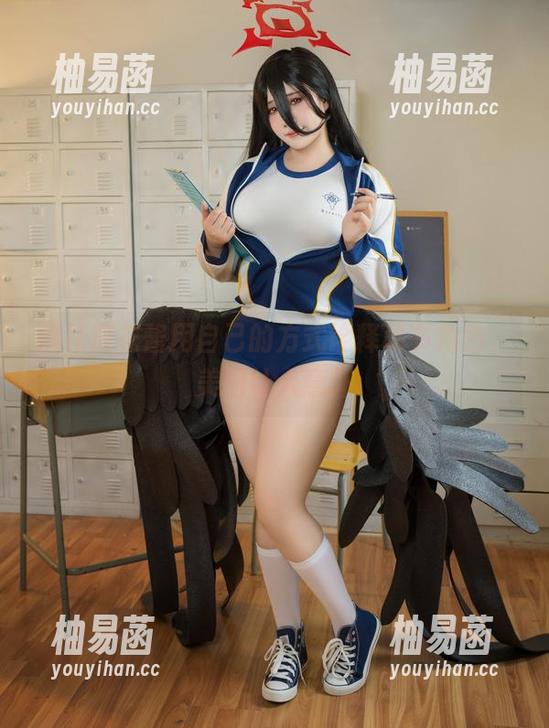 麻花麻花酱用自己的方式诠释秘书角色，美图让人意外